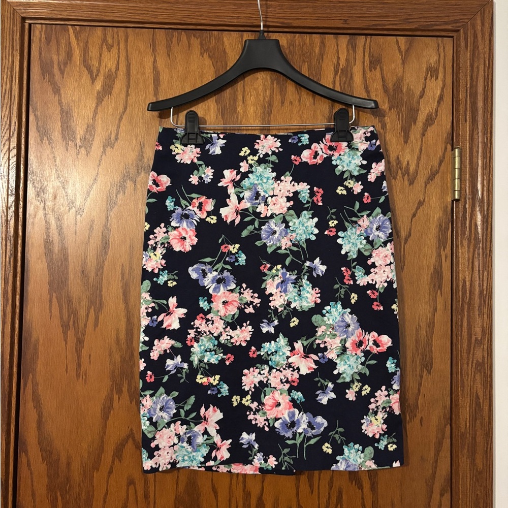 SALE! NWOT Talbots Size 8 Navy Pencil Skirt w Pink Lilac and Mint Flowers